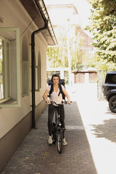 Junge Frau Essen Kurier Fahrrad Fahren Freien Liefert Restaurant Mahlzeit — Stockfoto