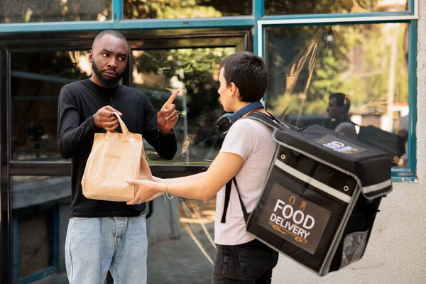 Tatmin Olmamış Müşteri Yemek Siparişini Kötü Teslimat Servisini Kuryeyi Kızgın — Stok fotoğraf