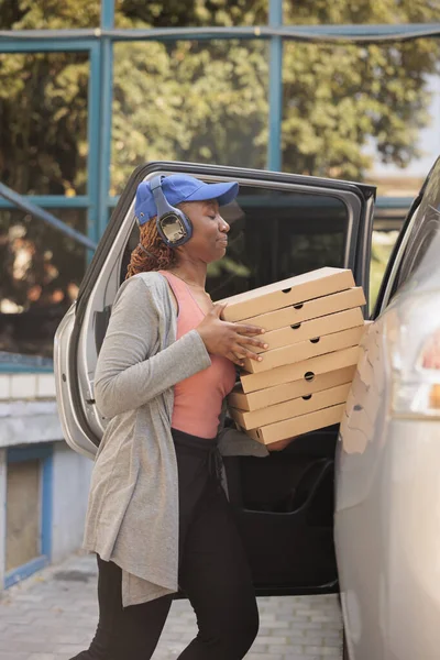 Pizzeria Kuryesi Ofise Arabayla Pizza Teslim Ediyor Kulaklıklı Öğle Yemeği — Stok fotoğraf