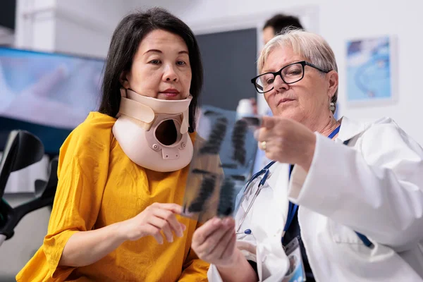 Oberarzt Berät Verletzten Patienten Mit Halswirbelkragen Wartebereich Des Krankenhauses Analysiert — Stockfoto