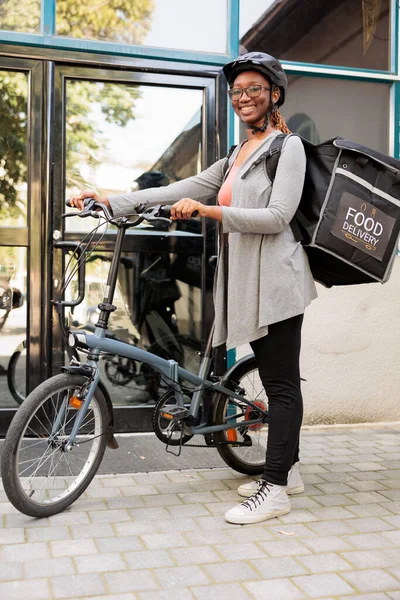 Bisiklet Kasklı Kurye Dışarıda Müşteri Portresi Bekliyor Afro Amerikan Kadın — Stok fotoğraf