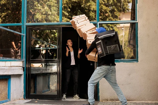 Teslimatçı Pizza Kutularını Bırakıyor Beceriksiz Kurye Dışarıdan Yemek Siparişi Taşıyor — Stok fotoğraf