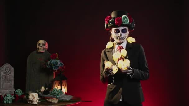 Модель Хэллоуина Слушает Музыку Гарнитуре Танцует Фоне Студии Утомленные Cavalera — стоковое видео