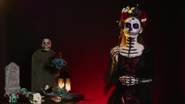Kobieta Modelka Ubrana Santa Muerte Body Art Studio Zachowująca Się — Wideo stockowe