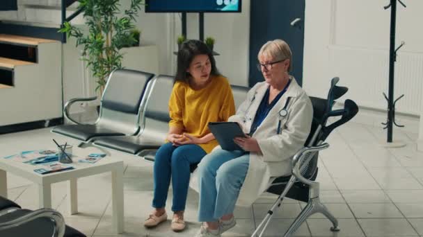 Vechiul Medic Care Consultă Pacientul Asiatic Luând Notițe Tableta Digitală — Videoclip de stoc