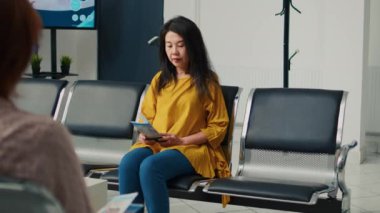 Hastanenin bekleme odasında doktorla check-up randevusu olan yaşlı Asyalı kadının portresi. Hastalıkları tedavi etmek ve tedavi olmak için uzman doktorlarla tıbbi danışmanlık yapıyorum..