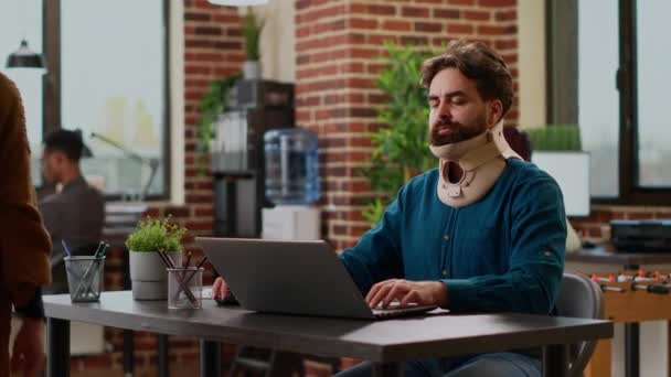 Ofis Işinde Boyunluk Takan Yaralı Bir Işadamı Acı Sakatlıkla Ilgili — Stok video