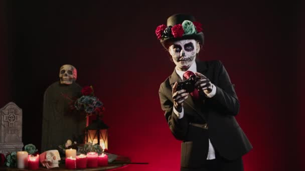 Model Santa Muerte Body Art Grając Gry Wideo Studio Pomocą — Wideo stockowe
