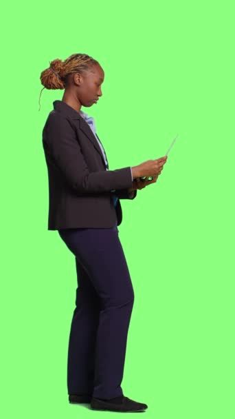 垂直视频 女性办公室工作人员在全身体绿屏背景下工作在笔记本电脑上 穿着办公室套装 浏览互联网网站 管理员使用无线计算机滚动通过 — 图库视频影像