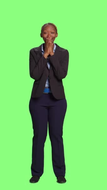 Вертикальное Видео Веселая Женщина Смеется Флиртует Зеленом Фоне Экрана Показывая — стоковое видео