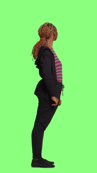 Verticale Video Vrouwelijk Model Wachtend Rij Volledig Groen Scherm Achtergrond — Stockvideo