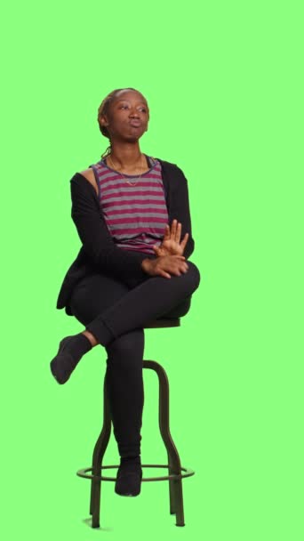 Vídeo Vertical Adulto Casual Impaciente Esperando Cadeira Sobre Tela Verde — Vídeo de Stock