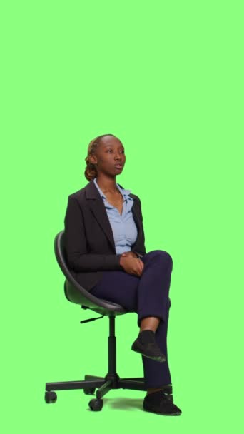 Dikey Video Ofis Çalışanı Sandalyede Oturuyor Stüdyoda Bekliyor Takım Elbiseli — Stok video