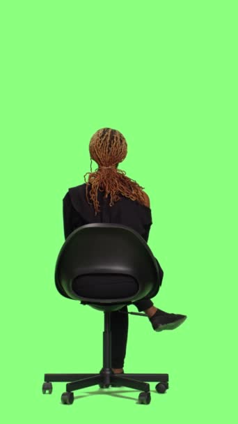 Vídeo Vertical Afro Americano Adulto Esperando Cadeira Corpo Inteiro Greenscreen — Vídeo de Stock