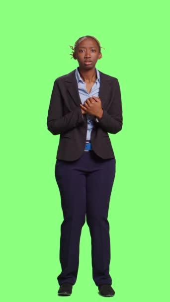 Vertikales Video Eine Afroamerikanische Managerin Die Schockiert Und Ängstlich Wirkt — Stockvideo