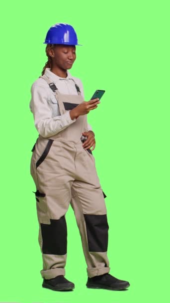 Вертикальное Видео Молодая Женщина Строитель Помощью Смартфона Приложение Полном Зеленом — стоковое видео