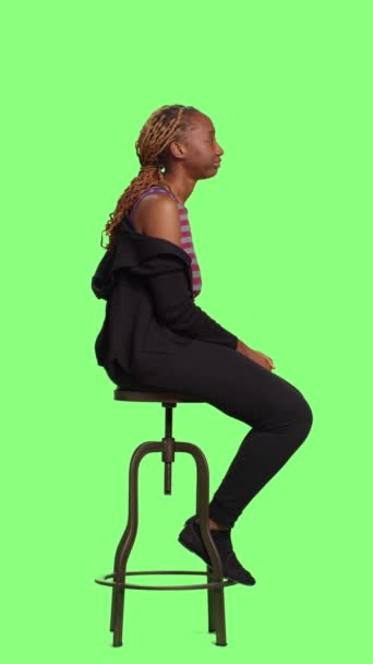 Vidéo Verticale Modèle Féminin Attendant Sur Chaise Sur Fond Plein — Video