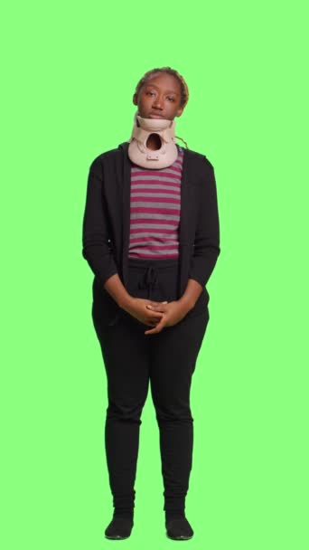 Κάθετη Βίντεο Αφρο Αμερικανική Κοπέλα Φορώντας Αυχενικό Κολάρο Μετά Κάταγμα — Αρχείο Βίντεο