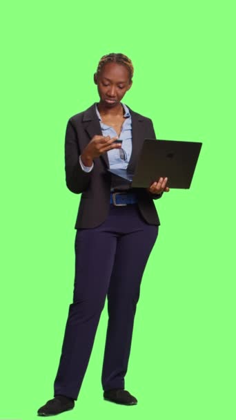 Вертикальне Відео Офісний Менеджер Який Працює Ноутбуці Повному Зеленому Тлі — стокове відео