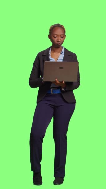 Вертикальне Відео Бізнес Леді Яка Працює Ноутбуці Над Повноцінним Зеленим — стокове відео