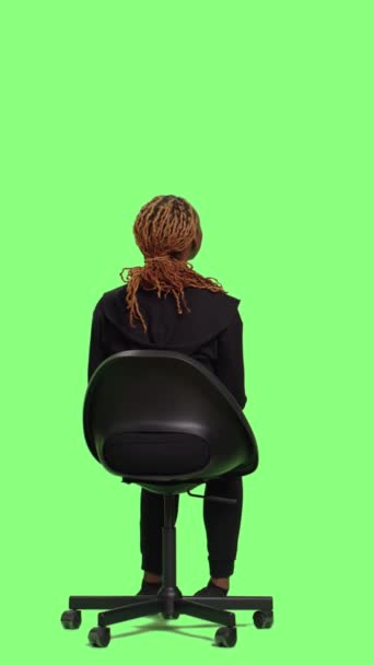Vertikales Video Fröhliche Frau Sitzt Auf Einem Stuhl Über Einer — Stockvideo