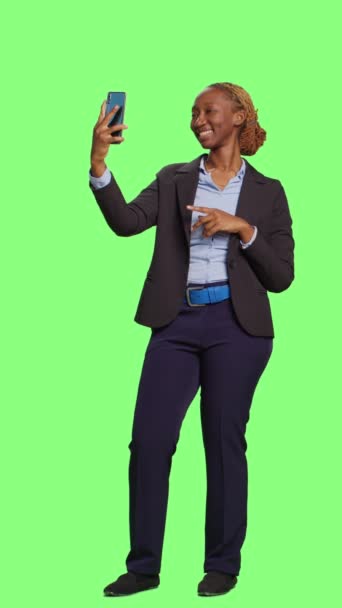 Vídeo Vertical Mulher Negócios Tirando Fotos Câmera Smartphone Sobre Greenscreen — Vídeo de Stock