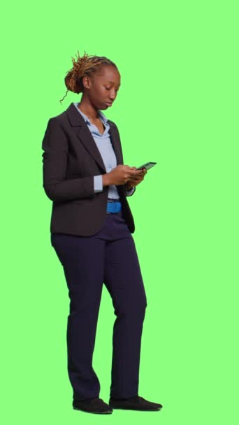Vídeo Vertical Gerente Afro Americano Usando Aplicativo Telefone Celular Greenscreen — Vídeo de Stock