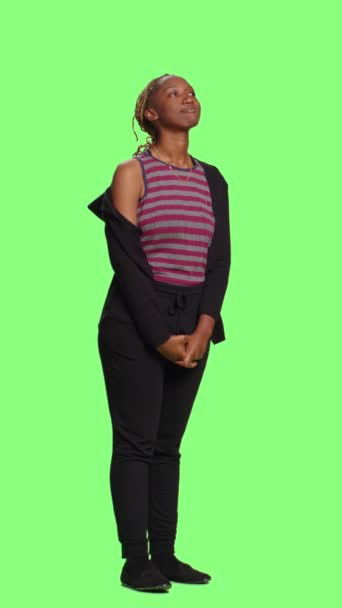 Verticale Video Afro Amerikaans Meisje Staat Het Volledige Lichaam Groene — Stockvideo