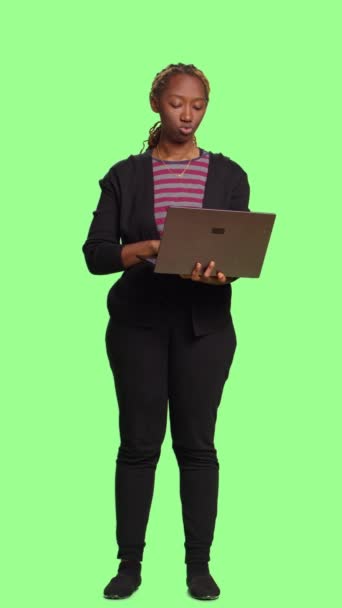 Вертикальне Відео Впевнений Дорослий Тримає Ноутбук Переглядає Інтернет Використовуючи Бездротовий — стокове відео