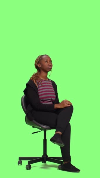 Vidéo Verticale Femme Afro Américaine Attendant Sur Chaise Sur Fond — Video