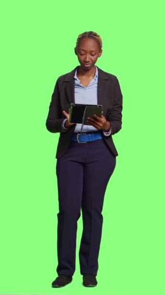 Вертикальне Відео Упевнений Менеджер Використовуючи Цифровий Планшет Зеленому Тлі Повний — стокове відео