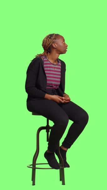 Vidéo Verticale Afro Américain Assis Sur Chaise Sur Plein Écran — Video