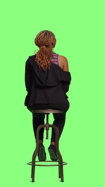 Vidéo Verticale Vue Arrière Fille Sur Chaise Assise Dans Fond — Video