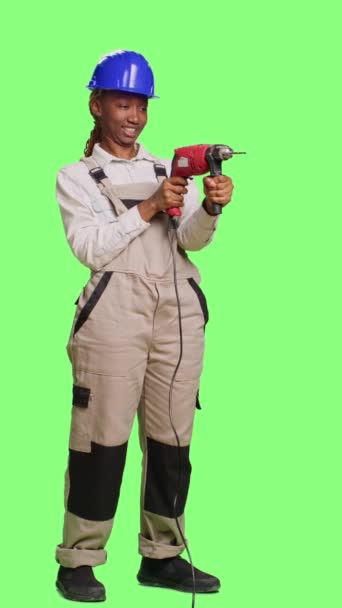 Video Verticale Costruttore Femminile Uniforme Casco Con Trapano Elettrico Pistola — Video Stock