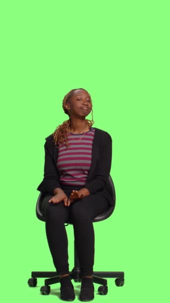 스튜디오 의자에 스크린 백그라운드를 스튜디오에서 대기하고 준비하는 여자가 의자에 앉아서 — 비디오