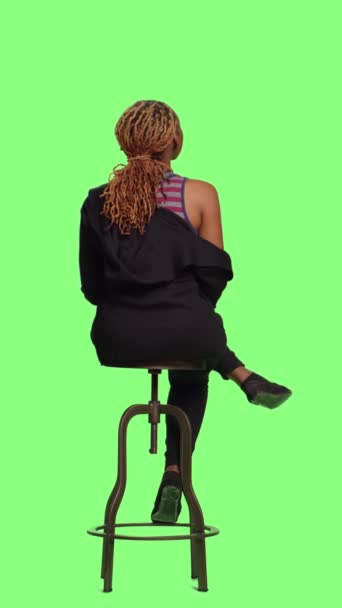 Verticale Video Afro Amerikaanse Vrouw Stoel Zittend Greenscreen Achtergrond Full — Stockvideo