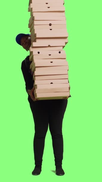 Travailleur Restaurant Pizzeria Livrer Des Boîtes Pizza Pile Portant Sac — Video