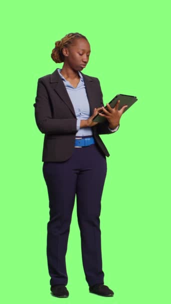 Вертикальне Відео Африканська Американська Дівчинка Допомогою Бездротового Пристрою Зеленому Екрані — стокове відео