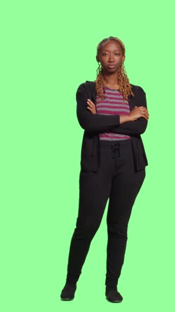 Vertikální Video Afroameričanka Pózující Zeleném Pozadí Stojící Celé Tělo Zelené — Stock video