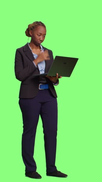 Vertikales Video Unternehmensmanager Die Laptop Über Dem Greenscreen Hintergrund Arbeiten — Stockvideo