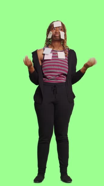 Vertical Video Forgetful Girl Having Sticky Notes Face Greenscreen Backdrop — Stock Video
