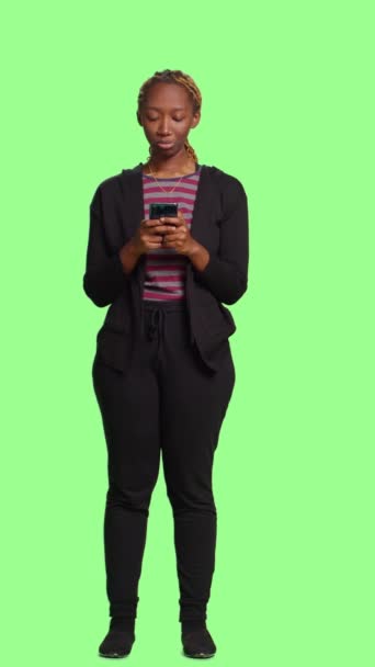 Вертикальне Відео Африканська Американка Переглядає Інтернет Смартфоні Надсилає Повідомлення Задньому — стокове відео