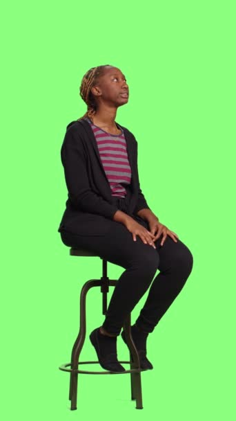 Vertikální Video Uvolněná Žena Čeká Židli Nad Celotělovou Zelenou Obrazovkou — Stock video