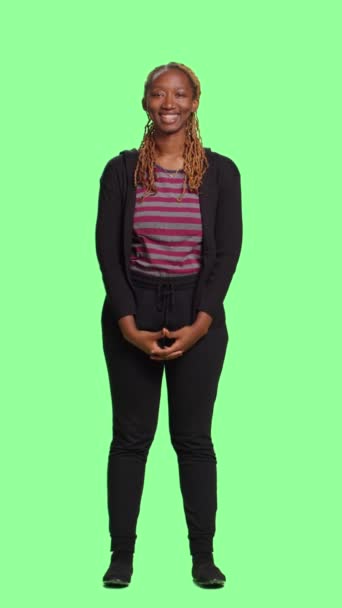 Dikey Video Afrikalı Amerikalı Yeşil Ekran Arka Planında Poz Veriyor — Stok video