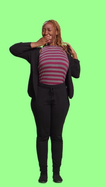 Vertikales Video Der Ganze Körper Eines Afroamerikaners Gähnt Und Ist — Stockvideo