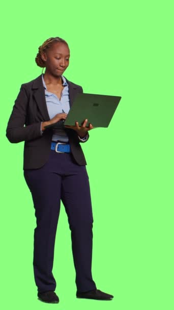 Verticale Video Jonge Zakenvrouw Werkt Laptop Full Body Greenscreen Achtergrond — Stockvideo