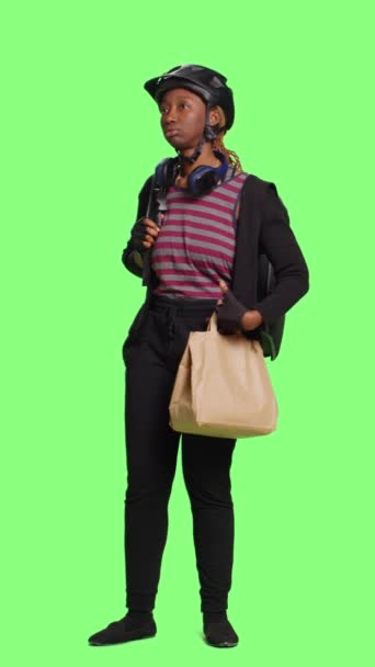 垂直视频 非裔美国人快递员拿着一盒盒披萨 运送外卖订单 全身绿屏 携带热食品递送背包和快餐 绿色屏风包的妇女 — 图库视频影像