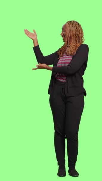 Vertical Video Happy Adult Advertising Icon Greenscreen Backdrop Full Body — Stock Video