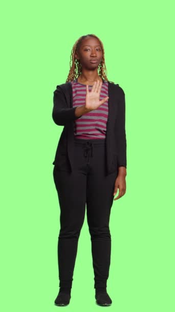 Вертикальне Відео Жіноча Модель Підняття Долоні Фоні Зеленого Екрану Повне — стокове відео