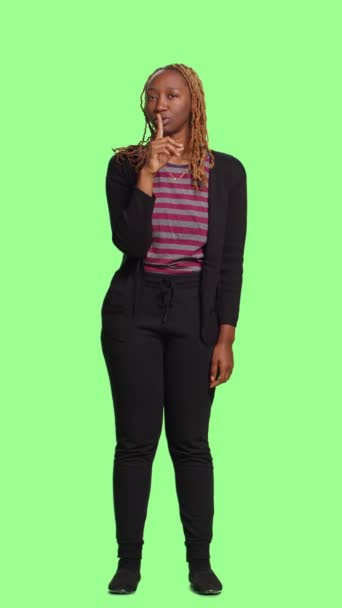 Vertikales Video Afroamerikanerin Zeigt Stummes Schweigezeichen Über Ganzkörper Greenscreen Hintergrund — Stockvideo